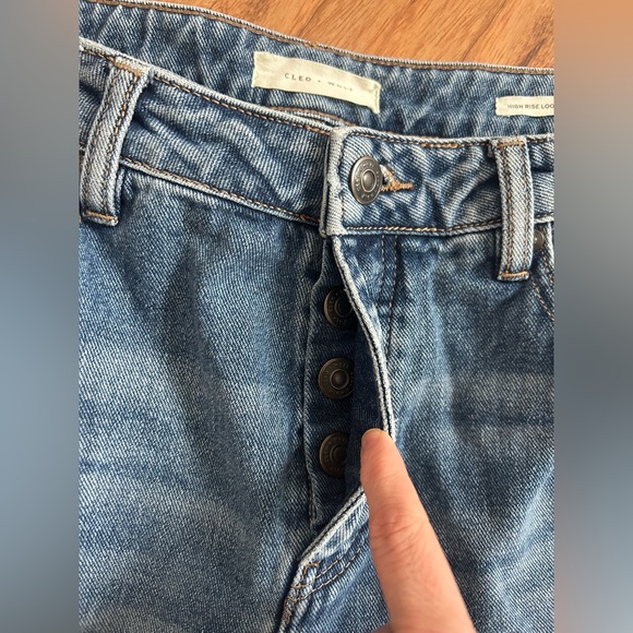 CLEO + WOLF Medium Wash High Rise Loose Distressed Jeans Women’s Size 29 - Picture 6 of 16